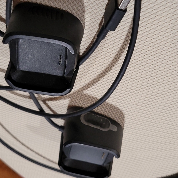 Fitbit Versa chargers Black - Picture 2 of 4